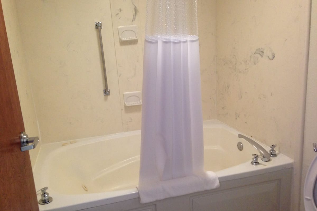 Baño | Tina con regadera, amenidades de baño gratuitas, secadora de cabello
