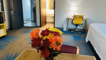 Phòng Suite, 1 giường cỡ king, tủ lạnh | Két bảo mật tại phòng, phòng cách âm