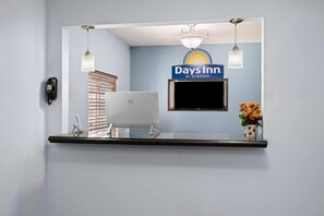 Lobby - Days Inn by Wyndham Jamestown (Jamestown)