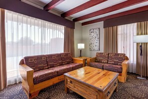 Suite, 1 cama King size, para no fumadores, refrigerador y microondas | Caja de seguridad en la habitación y escritorio 