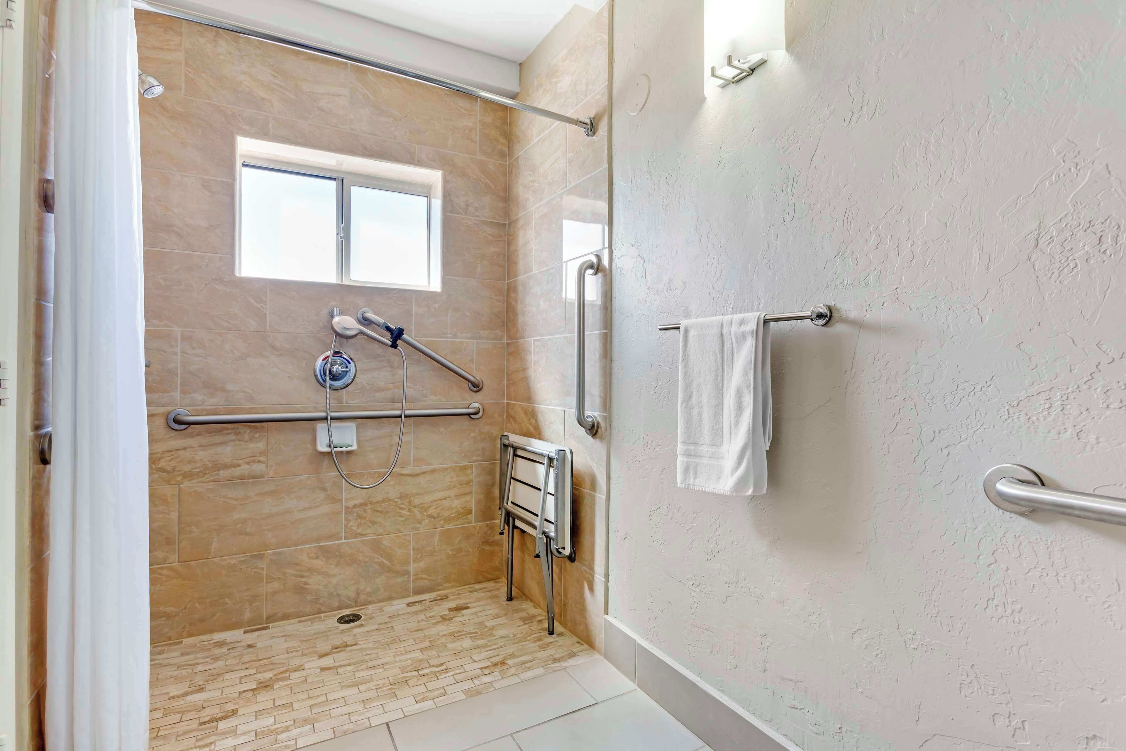 standard room, 1 king bed, accessible, non smoking | bathroom | combined shower/bathtub, free toiletries, hair dryer, towels