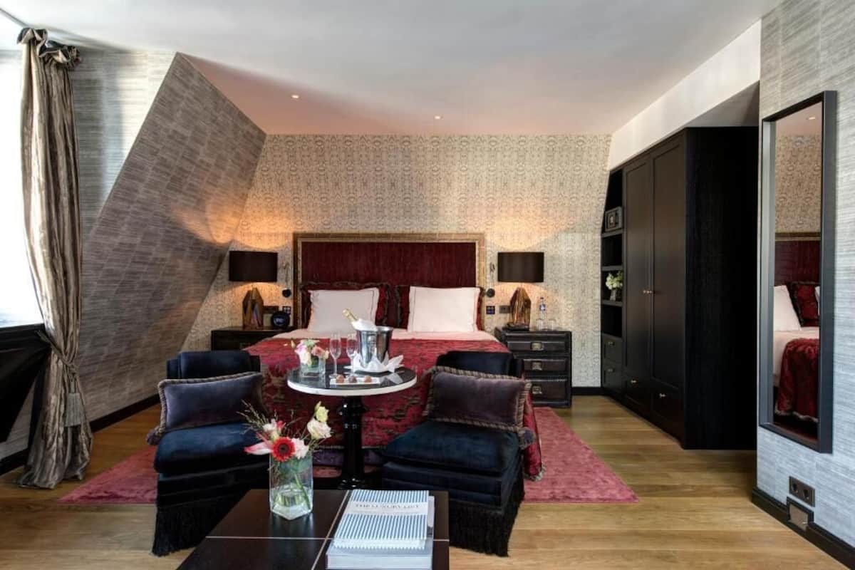 Junior Suite | 1 bedroom, premium bedding, free minibar, in-room safe