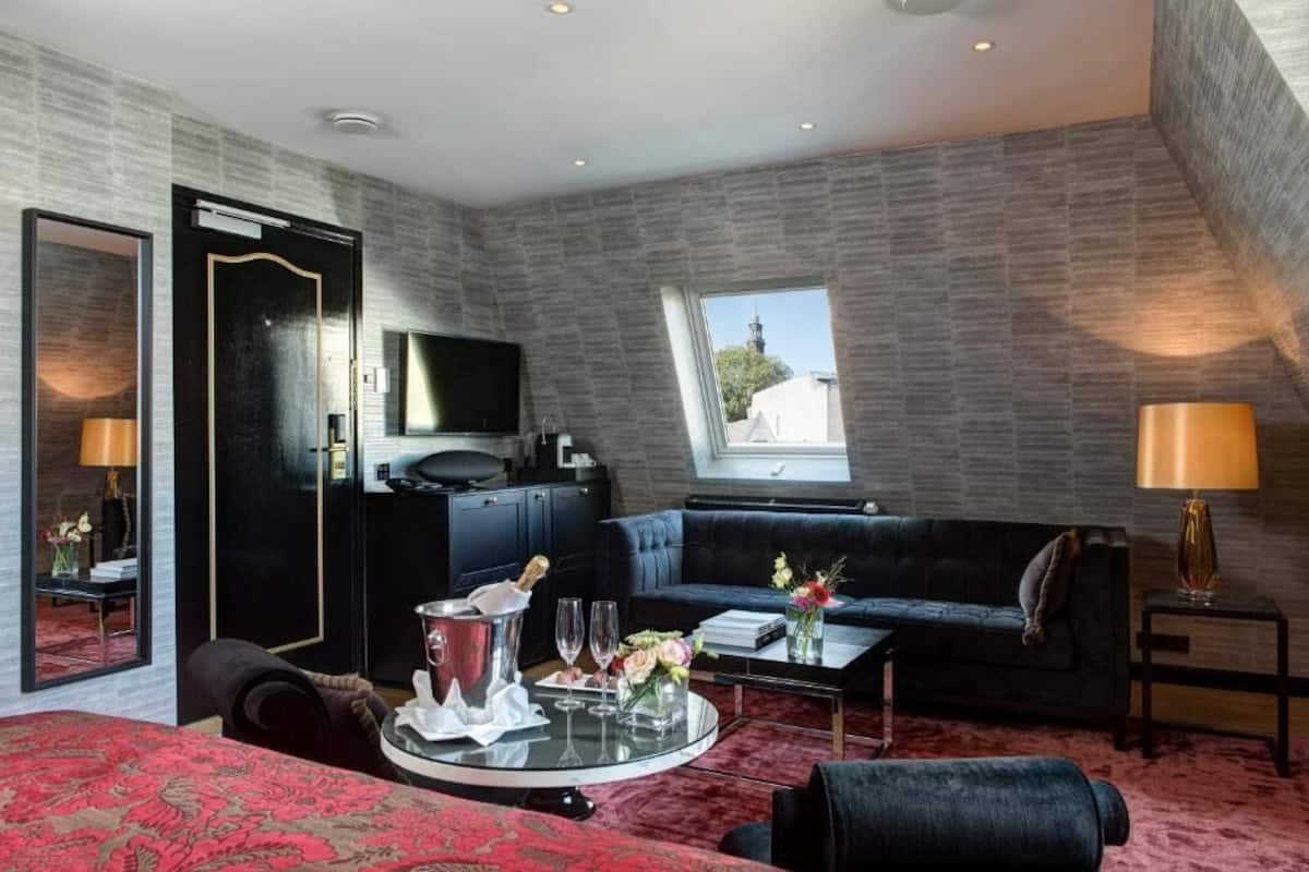 junior suite | 1 bedroom, premium bedding, free minibar, in-room safe