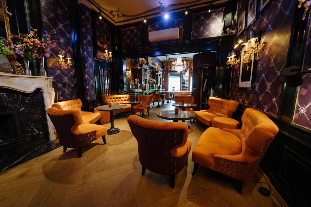 serves breakfast and lunch