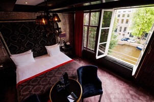 Ropa de cama de alta calidad y minibar con artículos gratuitos 