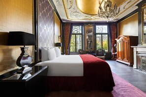 Phòng Suite Royal, bồn tắm thủy lực (Split Level) | Bộ đồ giường cao cấp, minibar với thức uống miễn phí 