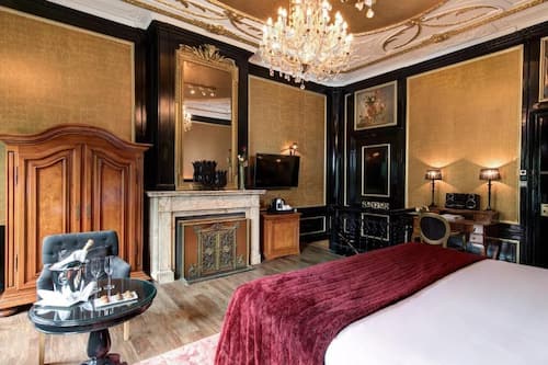 Royal Suite, Jetted Tub (Split Level) | Premium bedding, free minibar, in-room safe, individually decorated