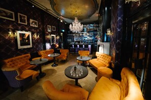 Serves breakfast and lunch