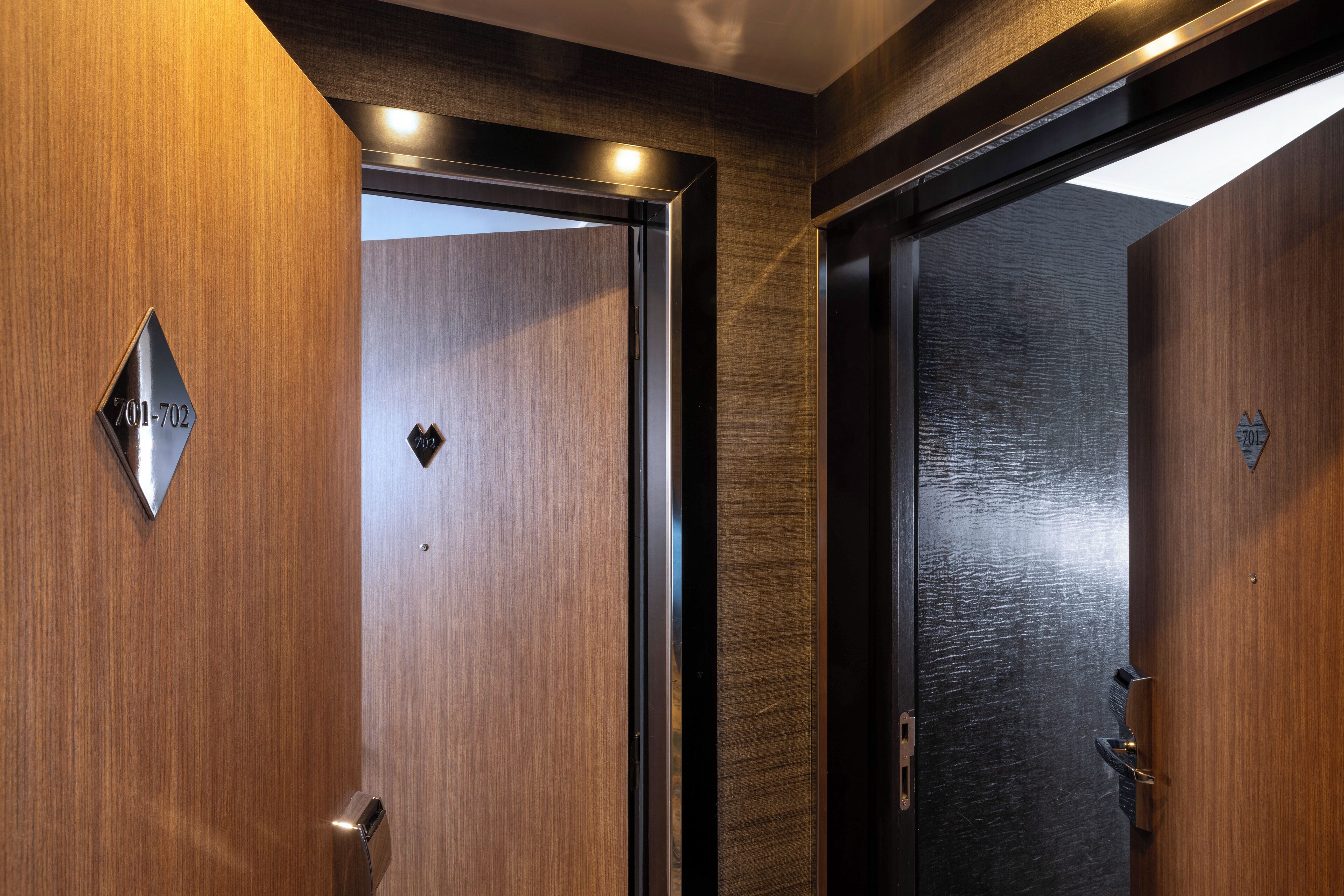 family room, connecting rooms | premium bedding, minibar, in-room safe, blackout curtains