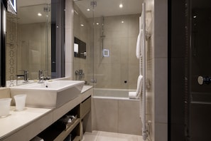 Articles de toilette (gratuits), séchoir à cheveux, peignoirs