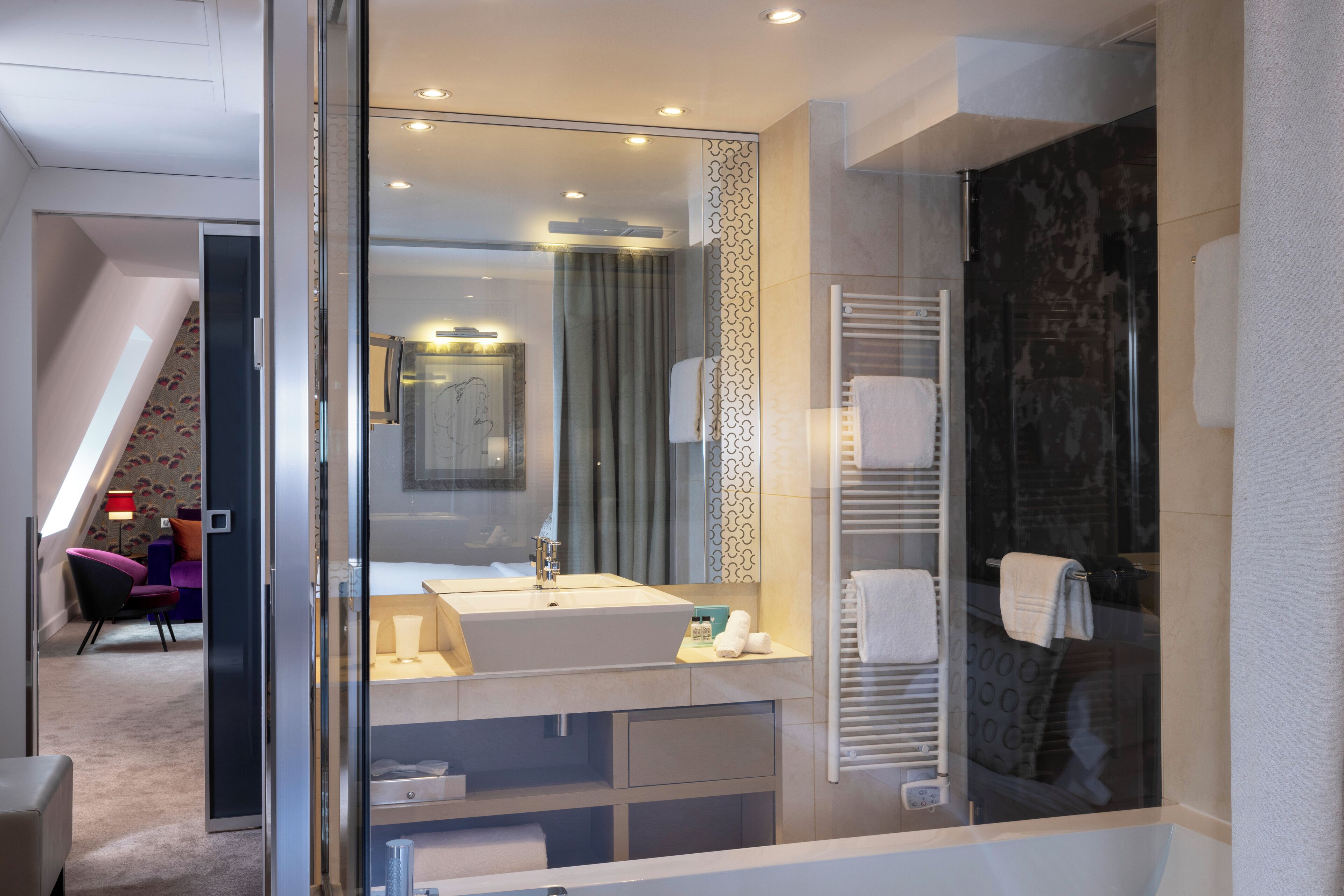 panoramic suite (regent) | bathroom | free toiletries, hair dryer, bathrobes, slippers
