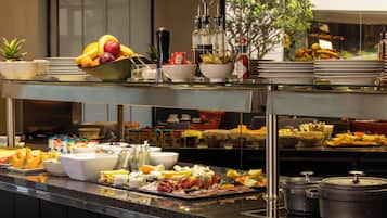 Desayuno continental diario (EUR 24 por persona)
