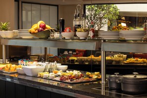 Café da manhã continental todos os dias (EUR 24 por pessoa) 