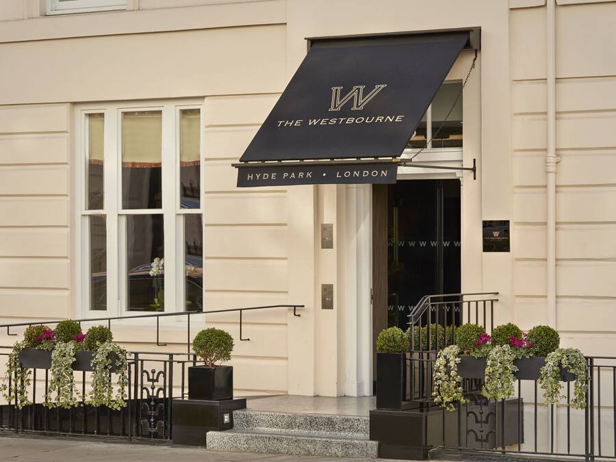 Entrada de hotel con toldo negro que muestra el nombre "The Westbourne" y la ubicación "Hyde Park, Londres".