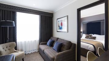 Suite Deluxe (Double) | Área de sala de estar | Televisión de pantalla plana de 40 pulgadas con canales digitales