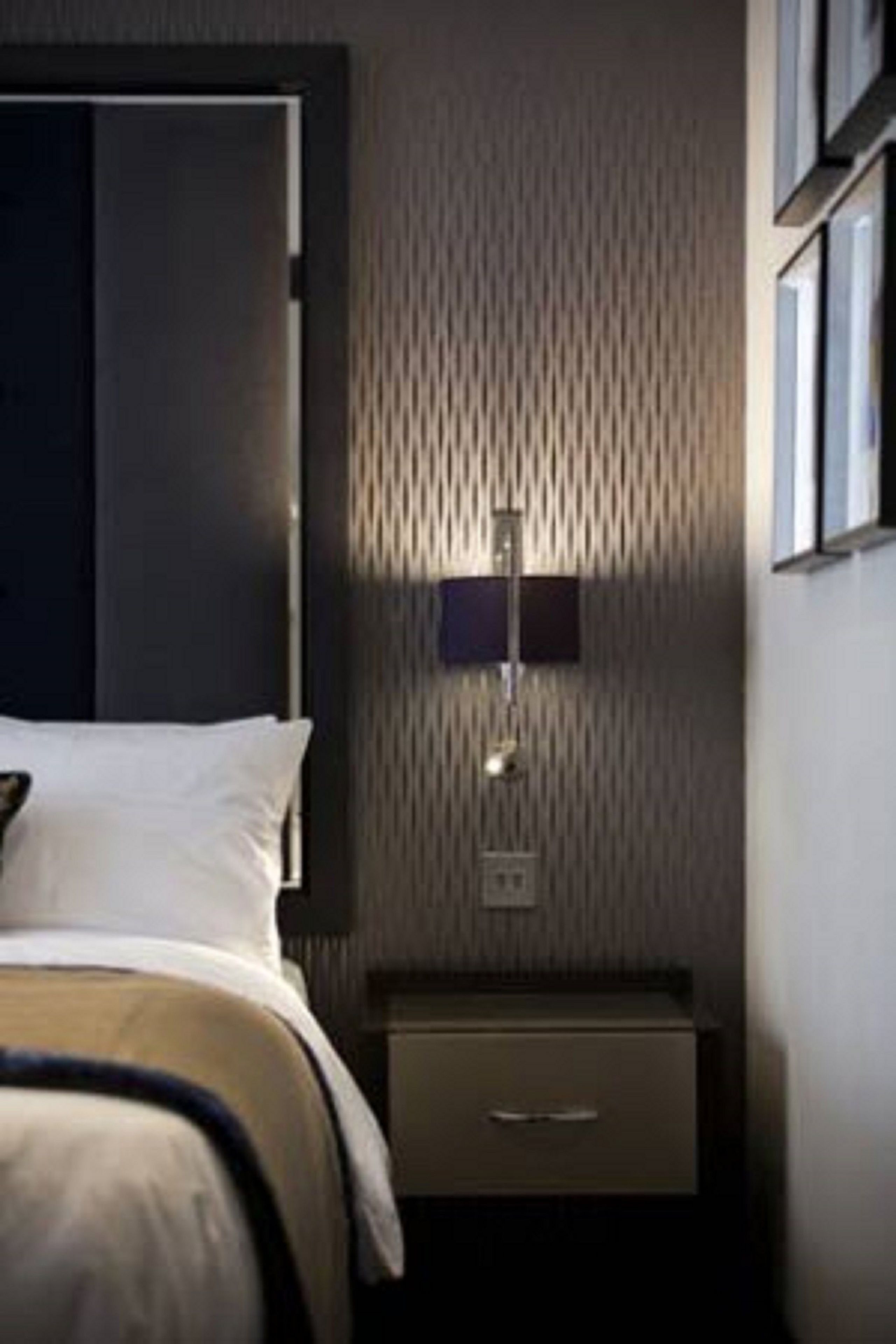 deluxe studio, 2 single beds | in-room safe, desk, free wifi, bed sheets