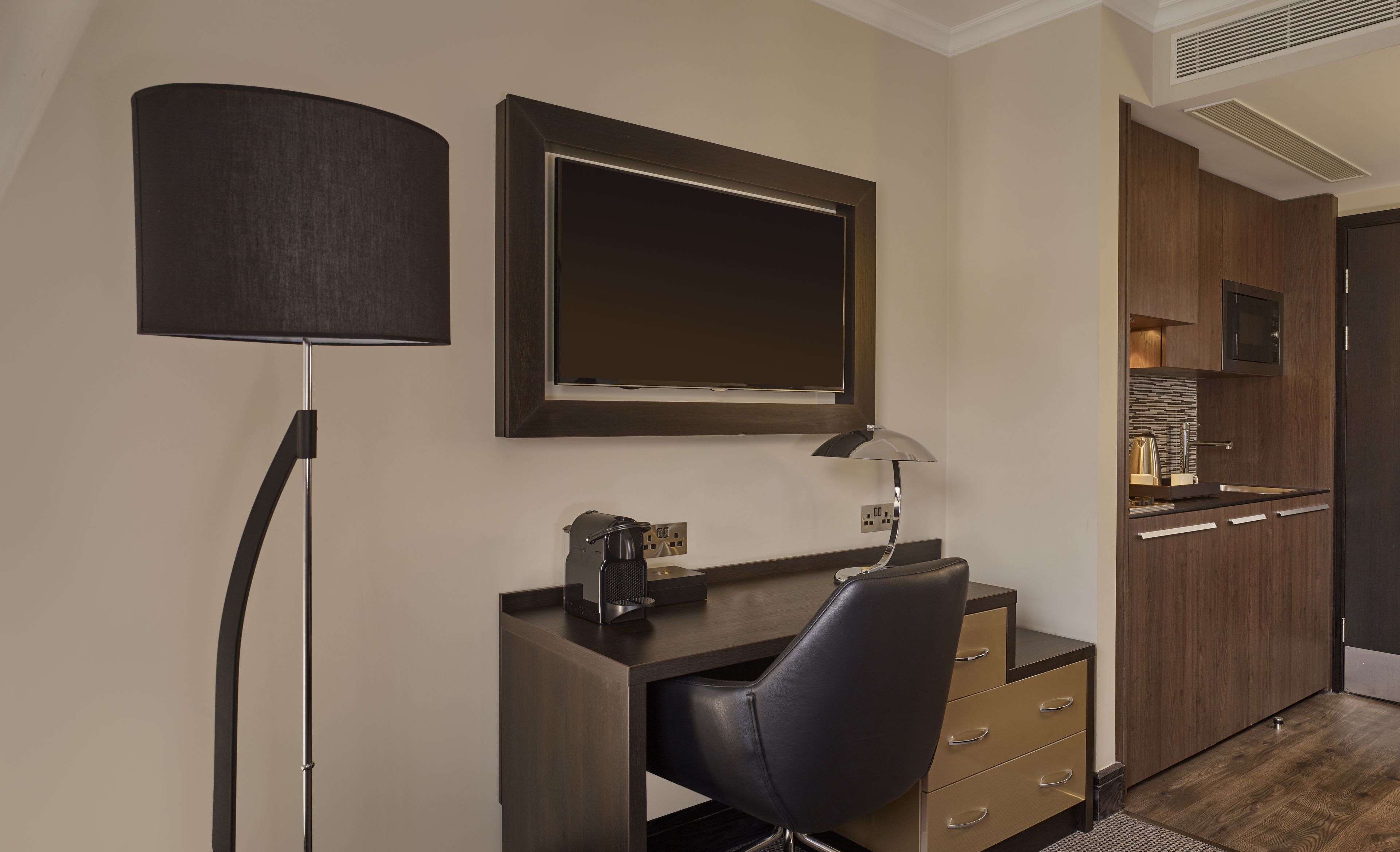 deluxe studio, 2 single beds | living room | 40-inch flat-screen tv with digital channels, tv