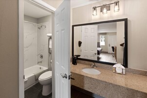 Combined shower/tub, hair dryer, towels
