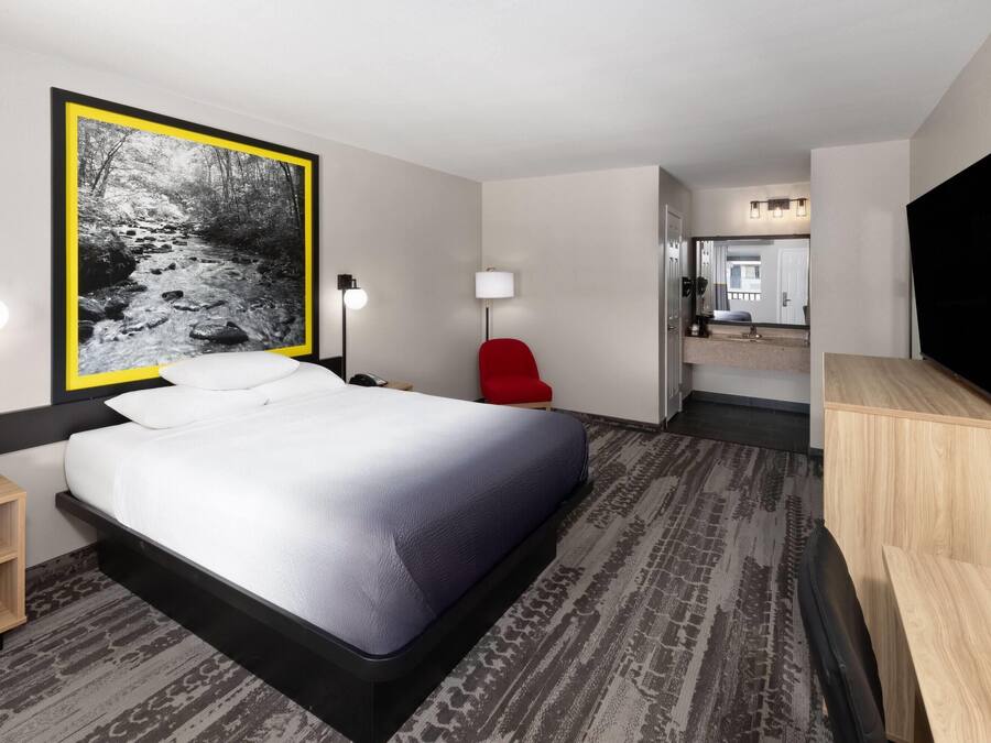 Room, 1 Queen Bed, Non Smoking | Pillowtop beds, desk, iron/ironing board, free cribs/infant beds