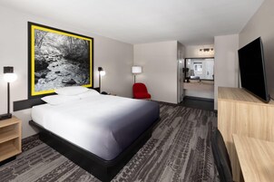 Room, 1 Queen Bed, Non Smoking | Pillowtop beds, desk, iron/ironing board, free cribs/infant beds