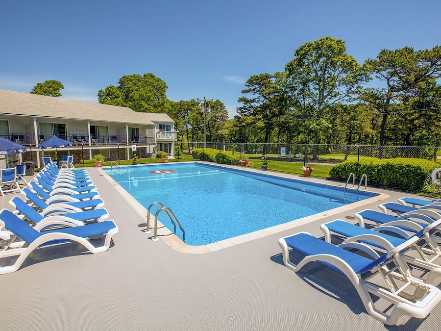 Piscina externa sazonal, funciona das 9h às 20h, guarda-sóis