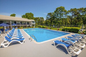 Piscina a l'aire lliure de temporada (horari: 09:00-20:00) i para-sols 