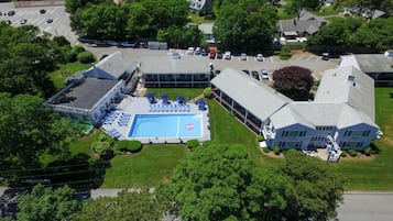 Piscine extérieure (ouverte en saison), parasols de plage