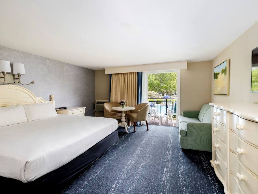 Traditional Room, I King Bed | Iron/ironing board, free WiFi, bed sheets, wheelchair access