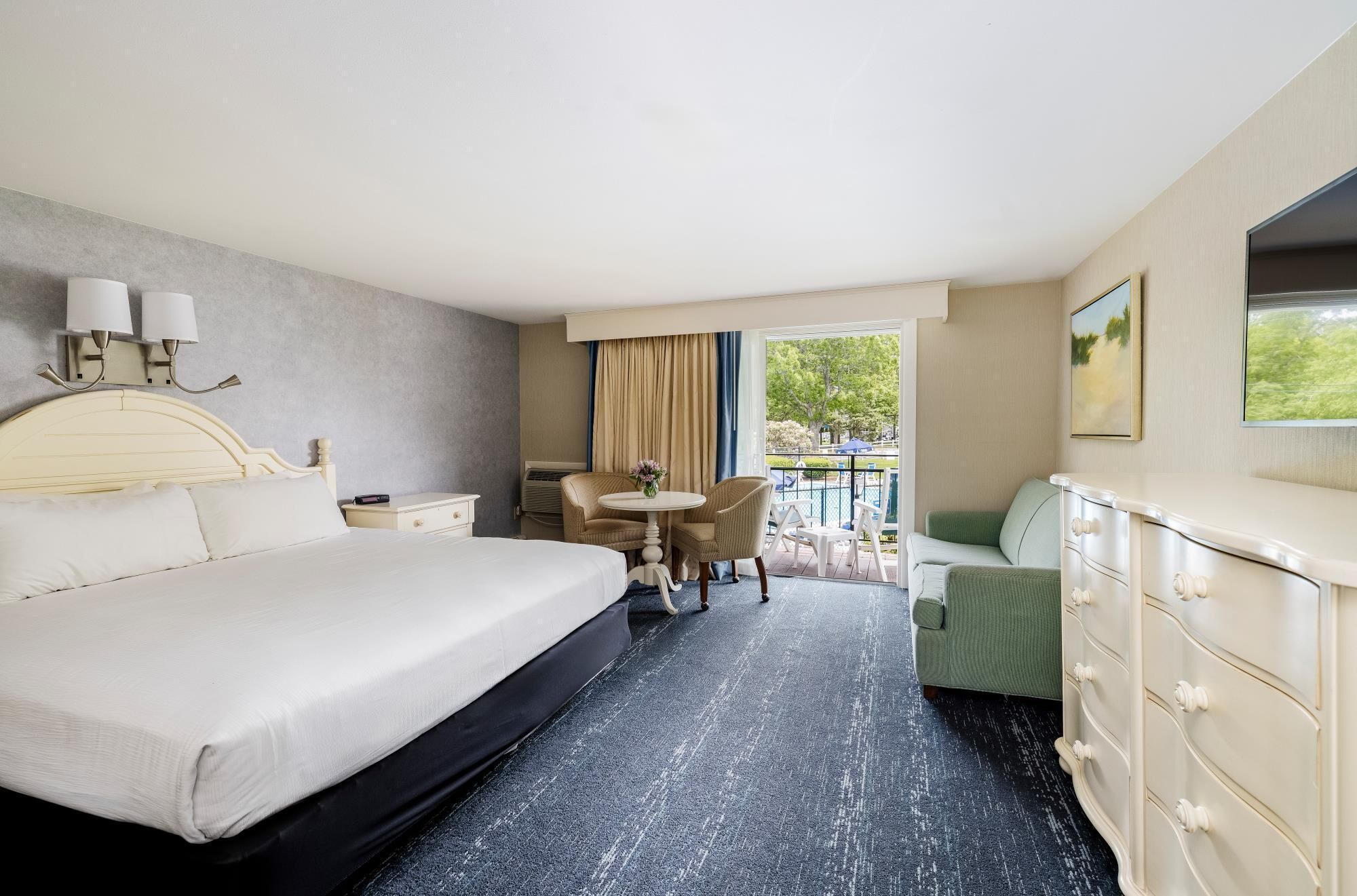 Traditional Room, 1 King Bed | Iron/ironing board, cribs/infant beds, rollaway beds, free WiFi