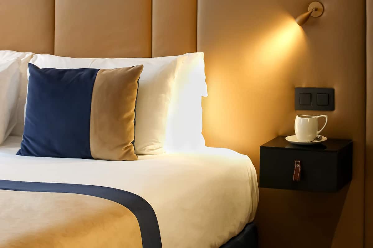 Habitación Deluxe | Ropa de cama de alta calidad, caja fuerte, cortinas opacas