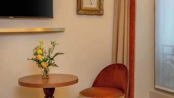 Klassieke kamer | Luxe beddengoed, een kluis op de kamer, verduisterende gordijnen