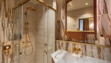 Chambre Classique Vue Tour Eiffel | Salle de bain | Douche à « effet pluie », articles de toilette de luxe, sÚche-cheveux