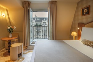 Chambre Classique Vue Tour Eiffel | 高級寝具、セーフティボックス (室内)、遮光カーテン、防音設備