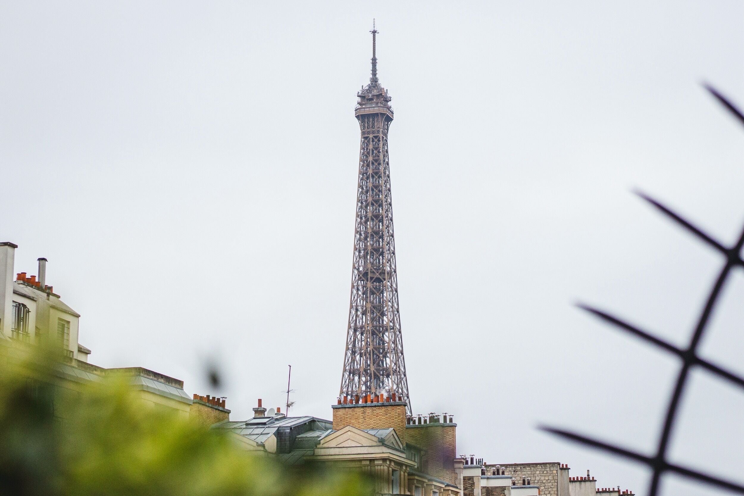 chambre classique vue tour eiffel | premium bedding, in-room safe, blackout curtains, soundproofing