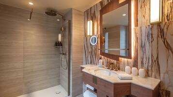 Deluxe kamer | Badkamer | Een regendouche, designer toiletartikelen, een haardroger, pantoffels