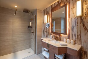 Habitación Deluxe | Baño | Cabezal de ducha tipo lluvia y artículos de higiene personal de diseño
