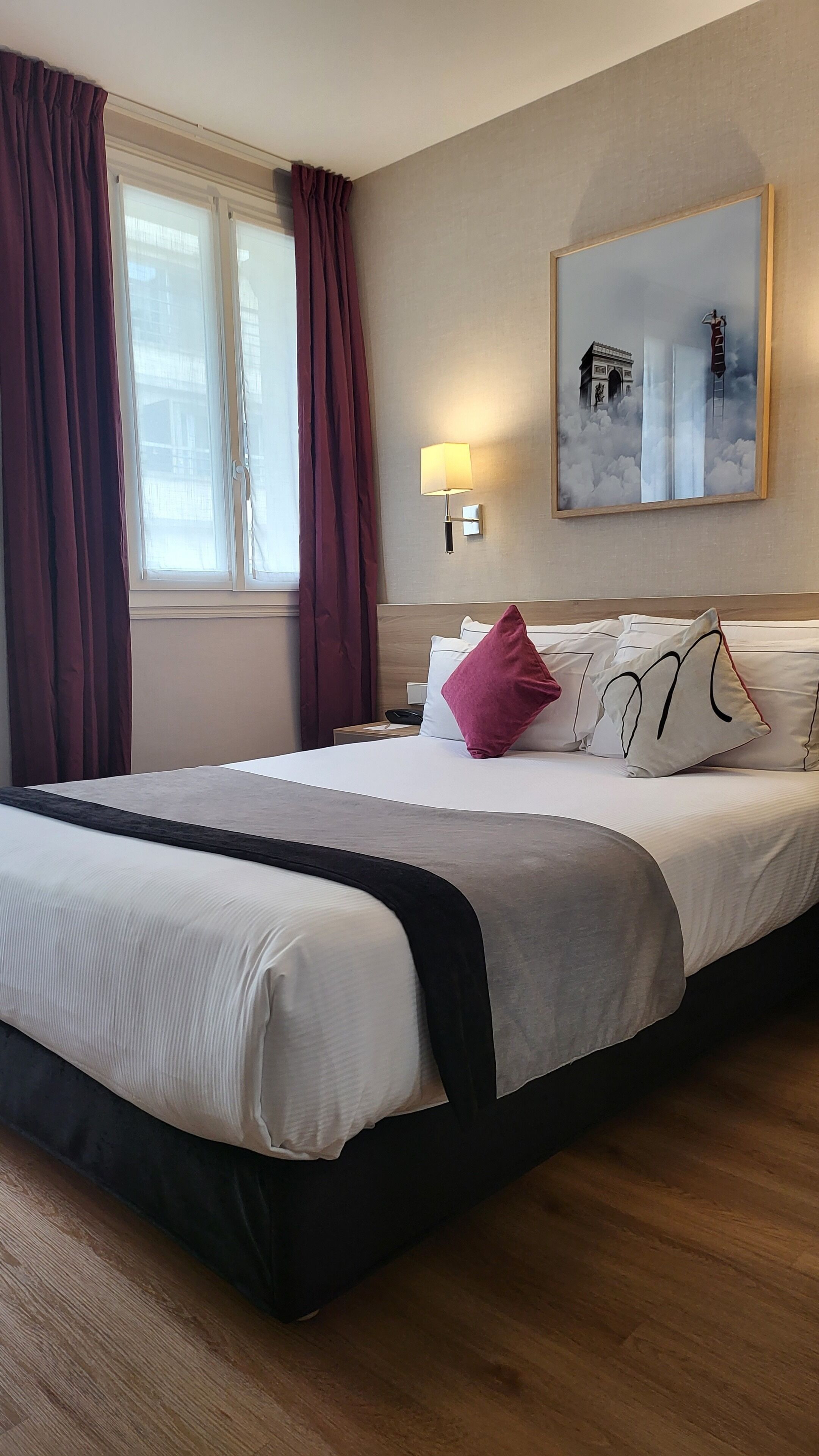 Klassieke tweepersoonskamer | Luxe beddengoed, een minibar, een kluis op de kamer, een bureau