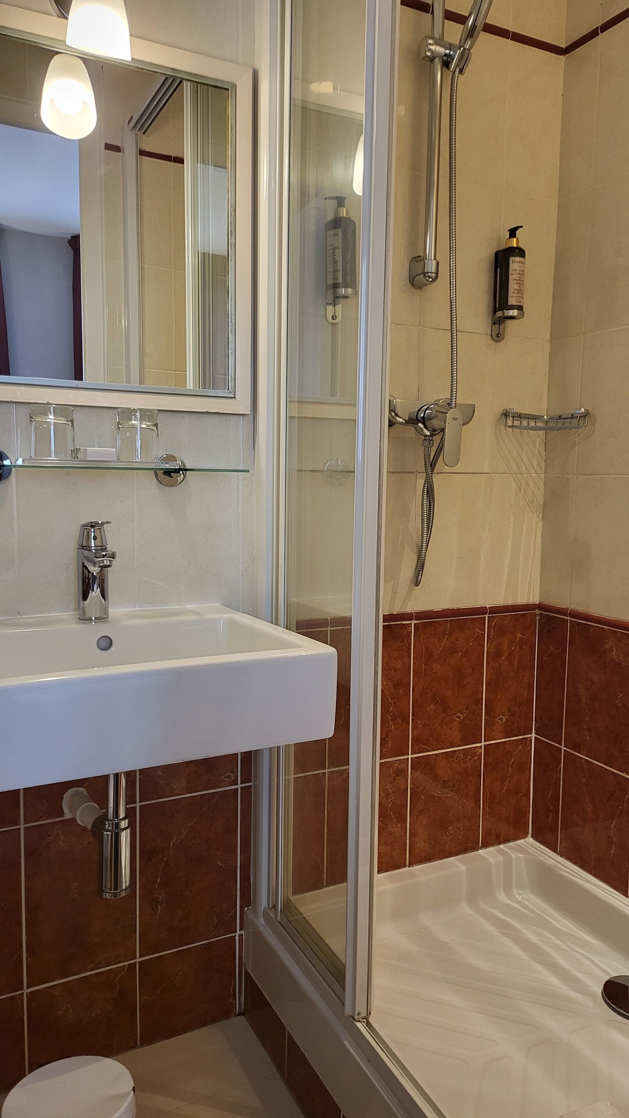 classic double room | bathroom | free toiletries, hair dryer, slippers, towels
