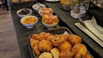 Se ofrece un desayuno bufé (18 EUR por persona)