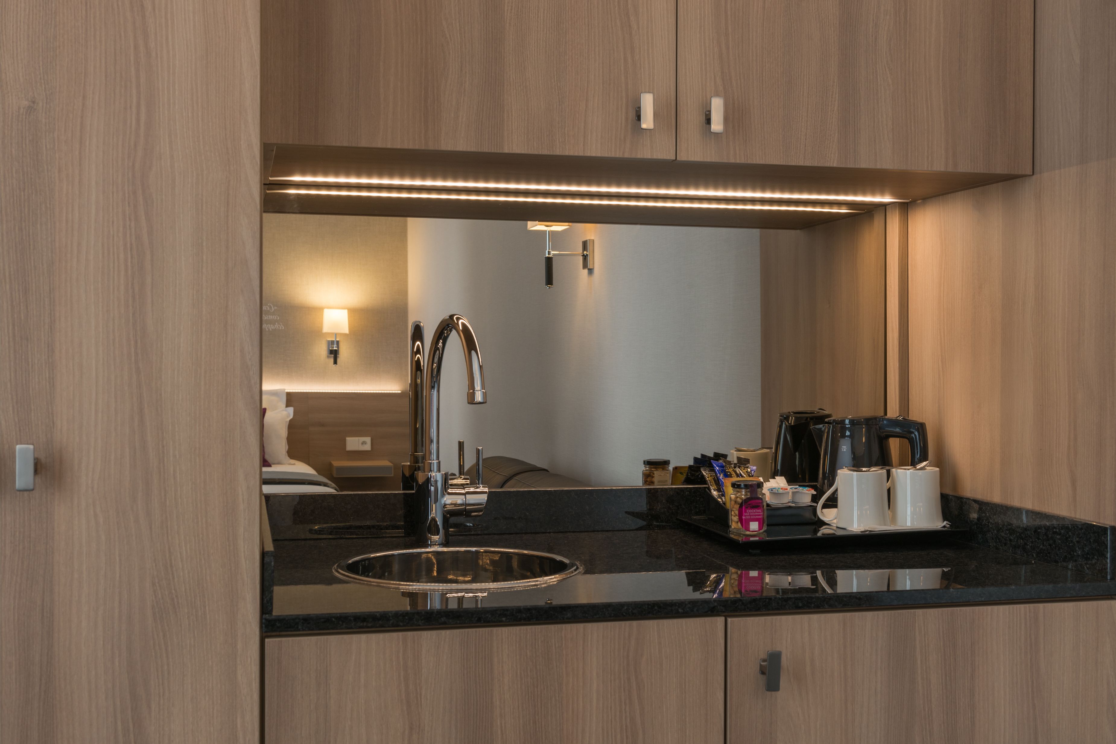 fridge, coffee/tea maker, electric kettle