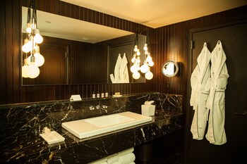 Combined shower/tub, free toiletries, towels at Gramercy Park Hotel