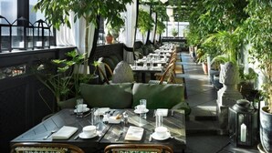 Breakfast, lunch, dinner and brunch served - Gramercy Park Hotel (New York)