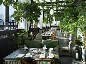 Se sirven desayunos, comidas, cenas y cocina italiana 