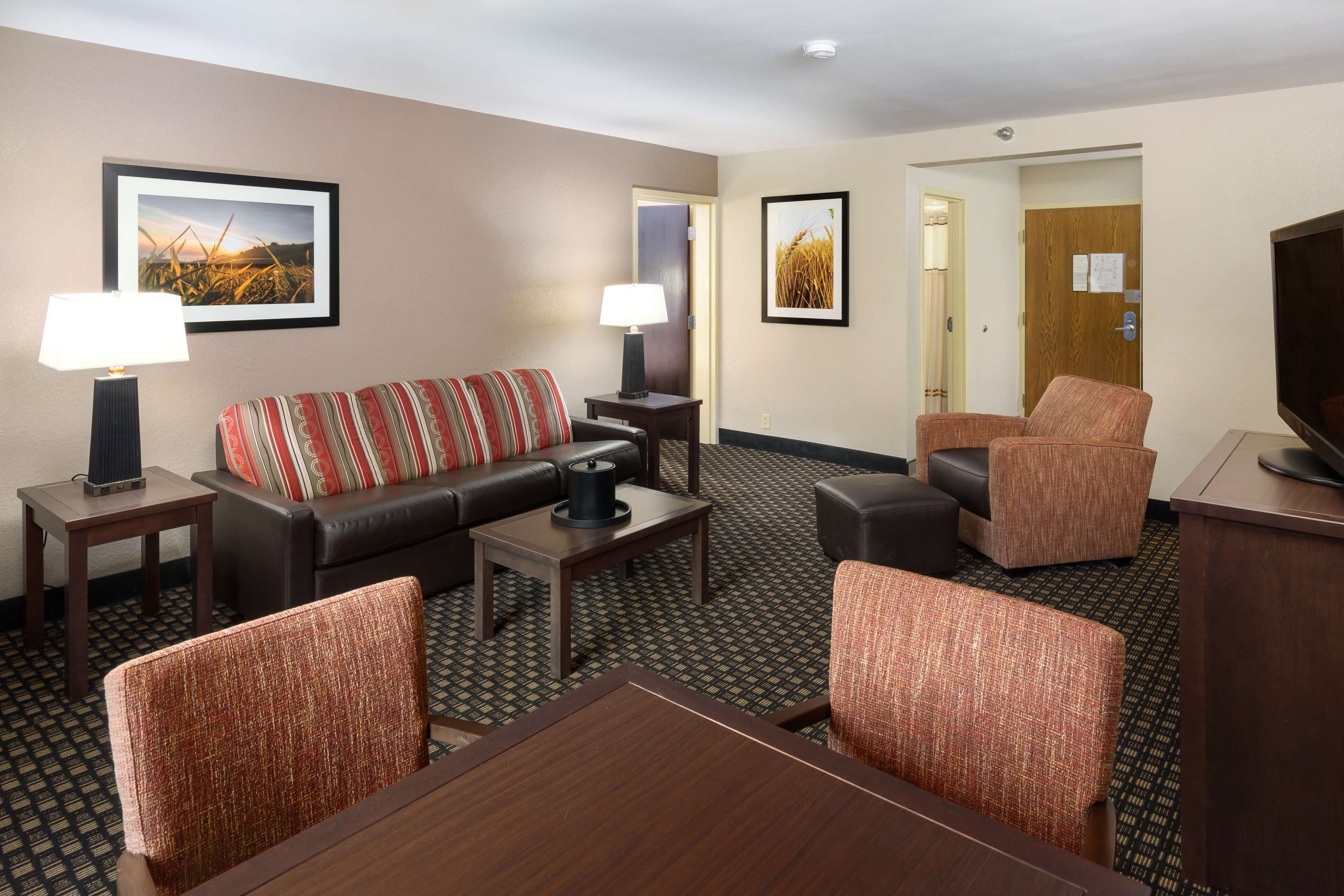 suite, 2 queen beds, non smoking, refrigerator & microwave (with sofabed) | 1 bedroom, individually decorated, individually furnished, desk