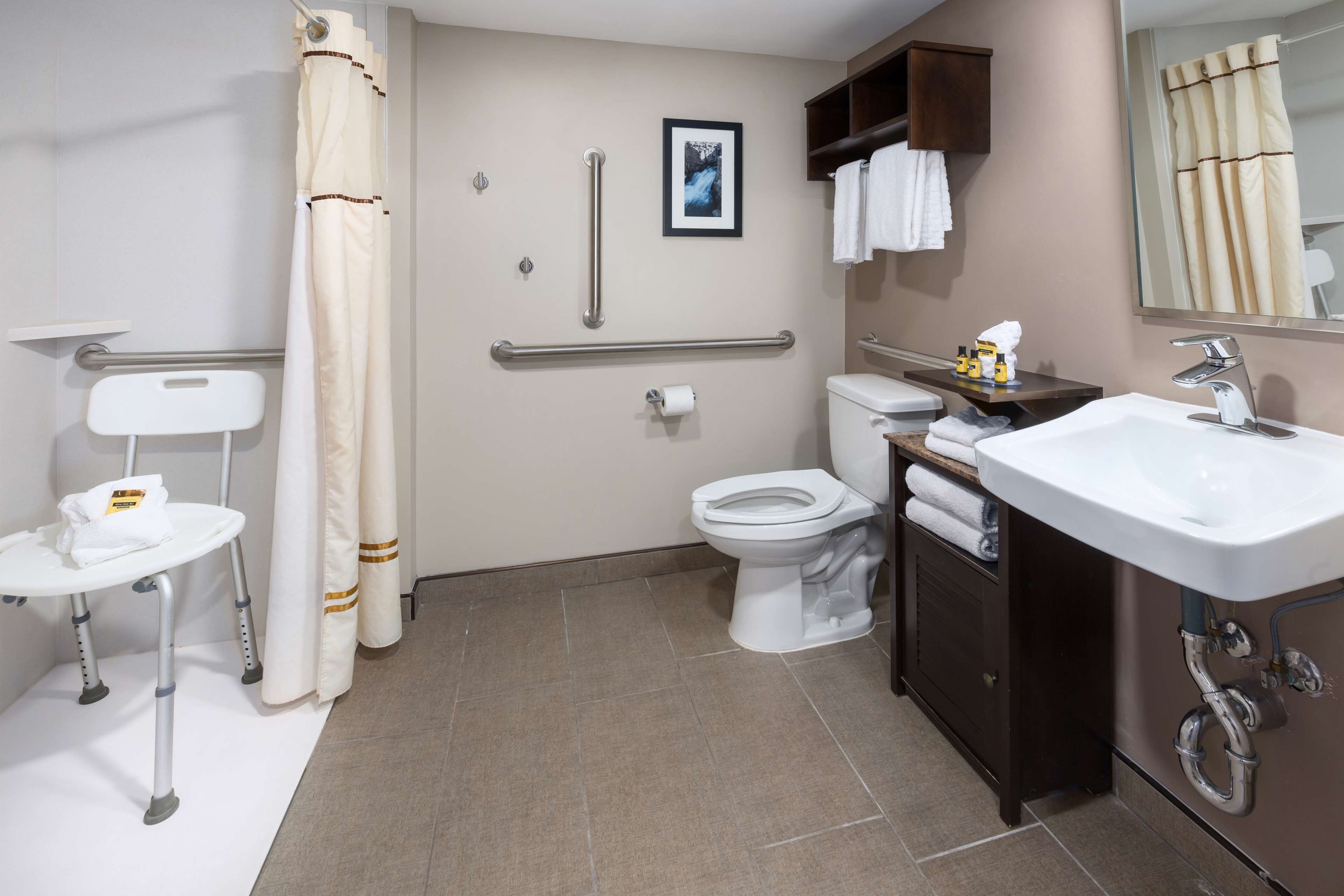Een badkamer met toilet, wastafel en douche.
