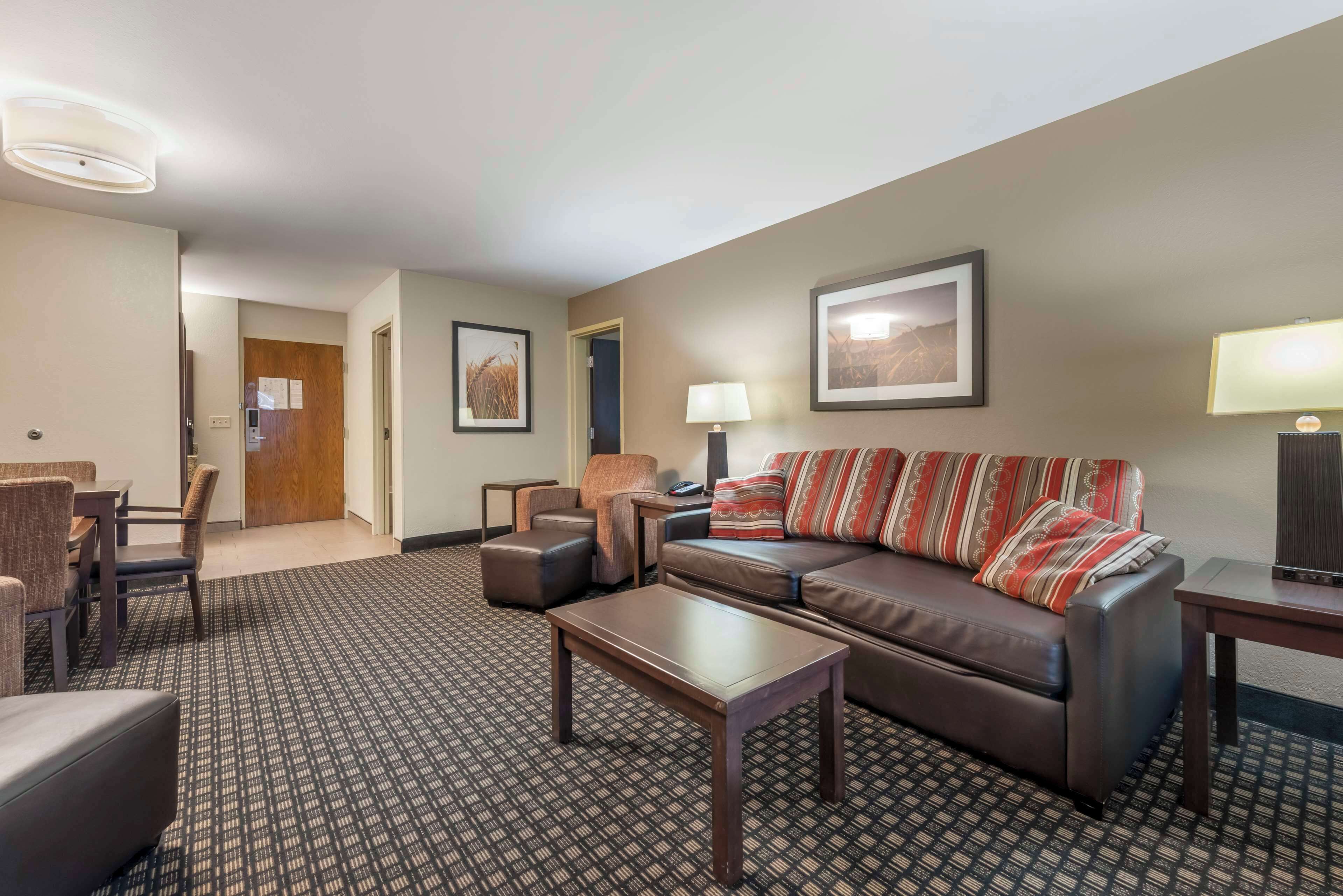 1 bedroom, individually decorated, individually furnished, desk