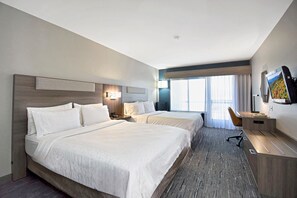 Standaard kamer, 2 queensize bedden, balkon | Een bureau, verduisterende gordijnen, een strijkplank/strijkijzer