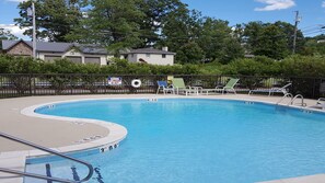 Piscine extérieure, chaises longues