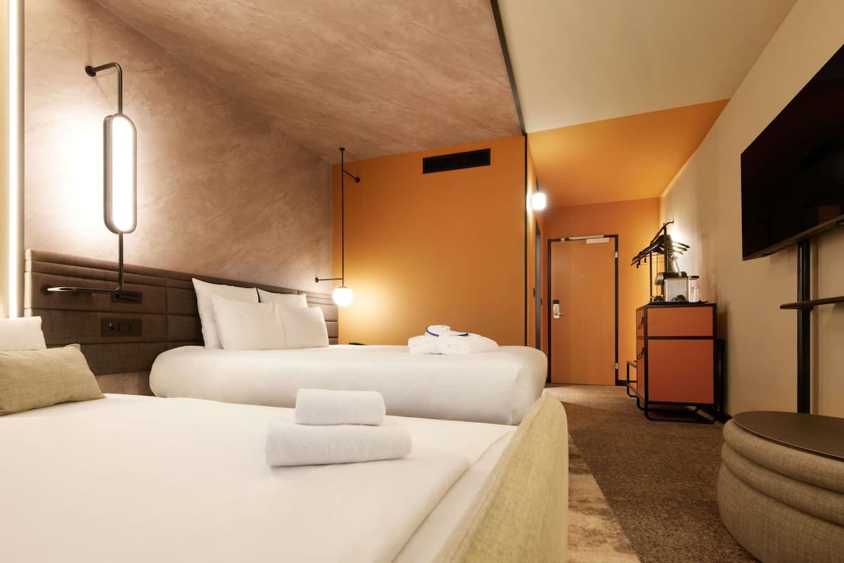 Familierom, 1 queensize-seng med sovesofa | Sengetøy av topp kvalitet, minibar, safe på rommet og skrivebord