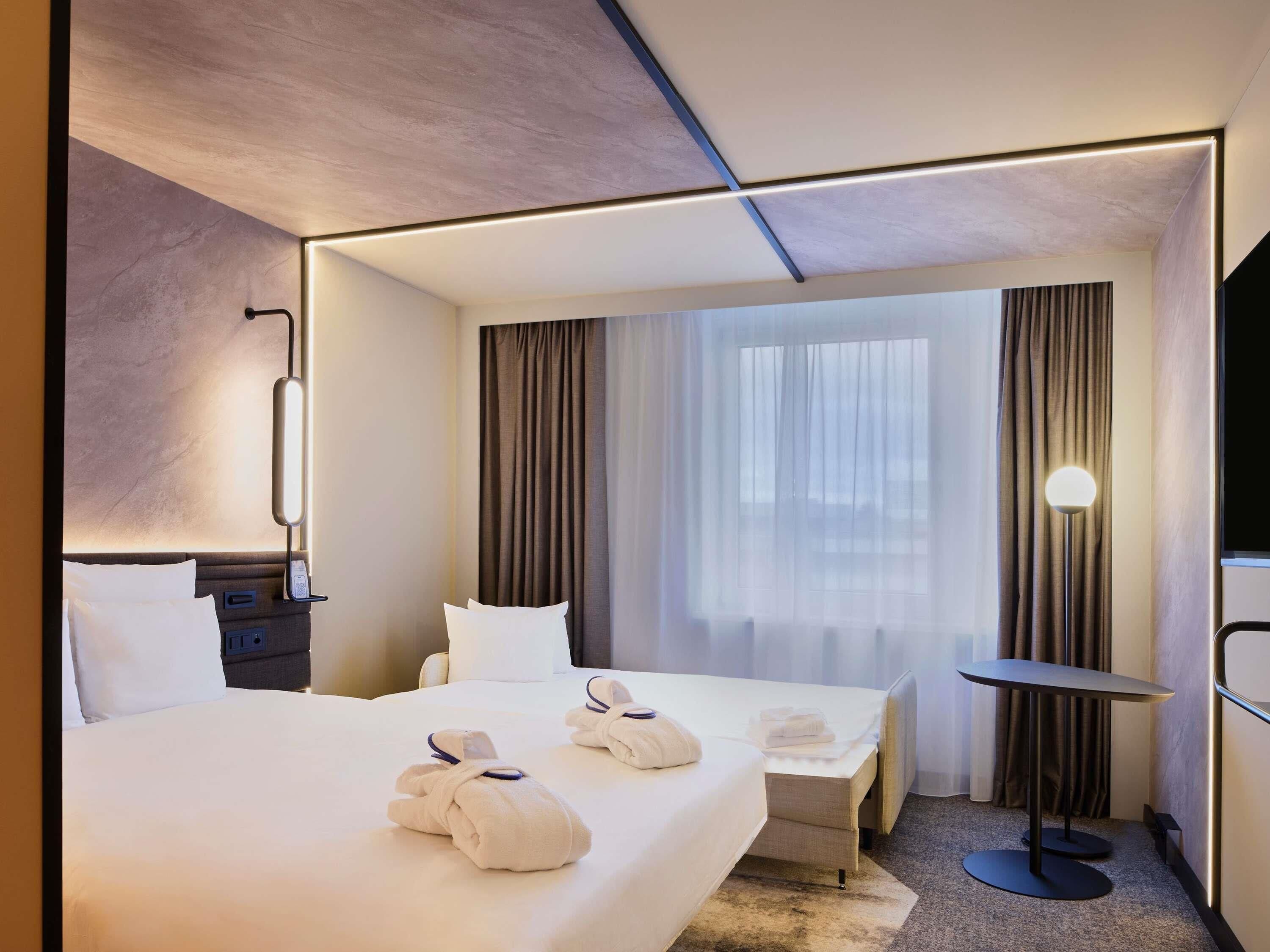 Hochwertige Bettwaren, Minibar, Zimmersafe, Schreibtisch